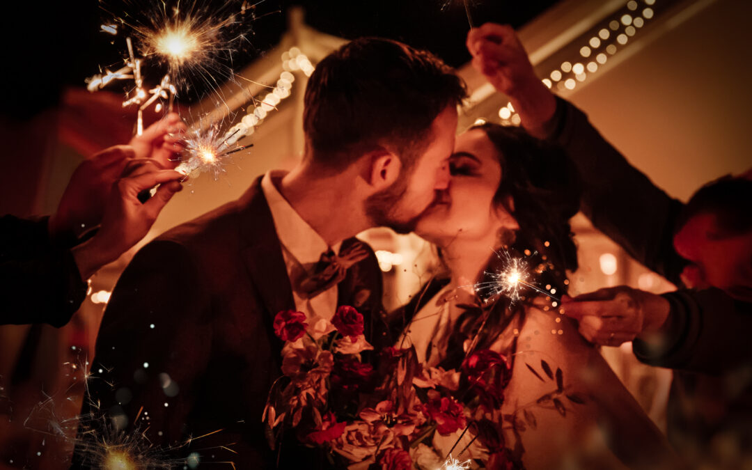 Magischer Moment: Funkelnde Liebe zwischen Wunderkerzen